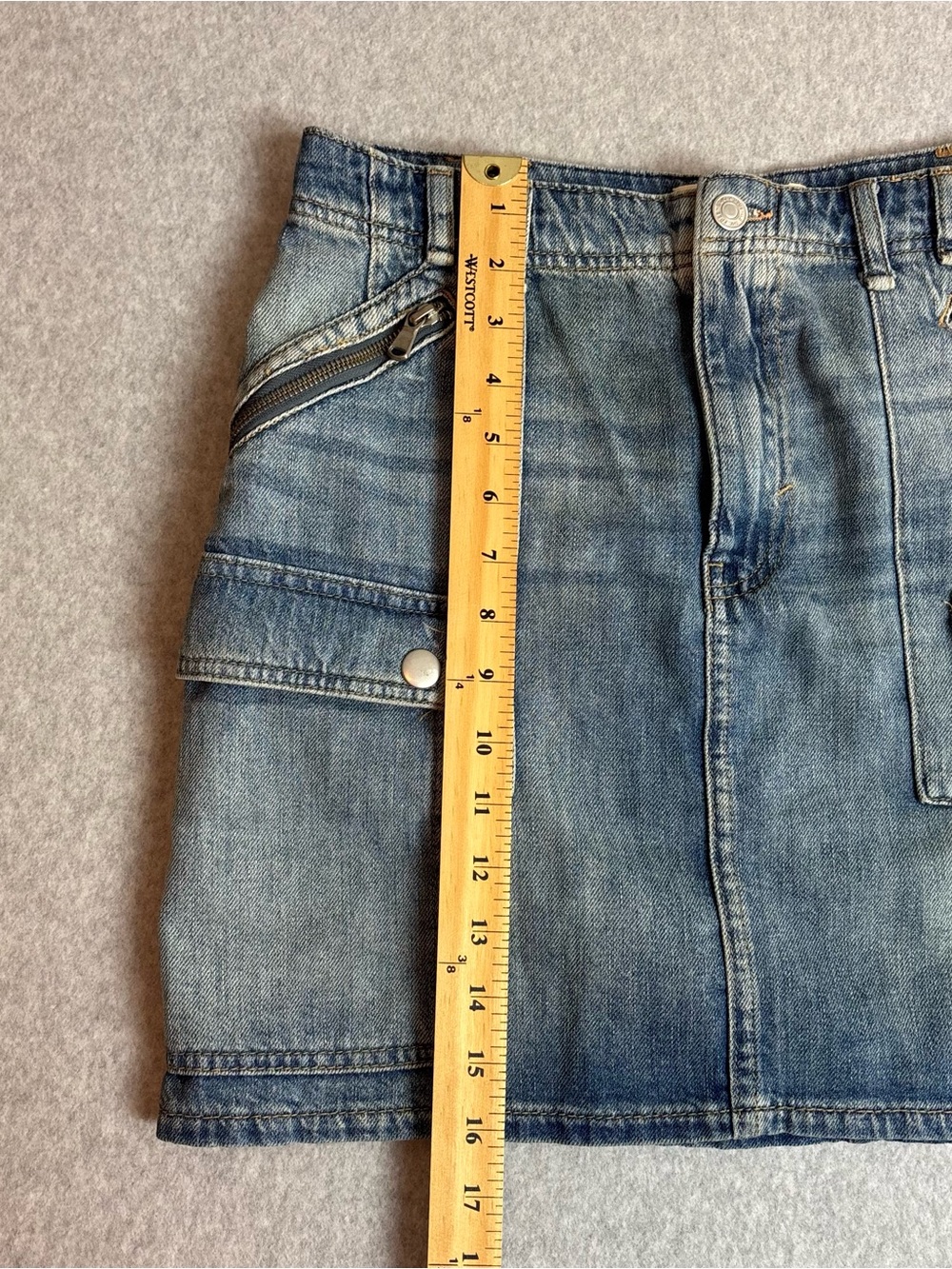 We The Free People Women's Icon Wash Blue Denim Jean Mini Cargo Skirt Size 29 - Picture 11 of 15